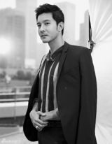 组图：立威廉冬日时尚大片 黑白世界纵情自如