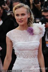 组图：戴安克鲁格戛纳走秀和男友恩爱