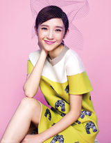 组图：唐艺昕撞色缤纷写真 月牙笑眼精灵可人