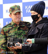 组图：SuperJunior强仁今日退伍 利特等到场祝贺