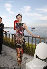 组图：张柏芝艳丽亮相戛纳庆32岁生日