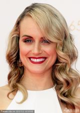 组图：泰勒-希林高开叉白裙秀美腿亮相艾美红毯