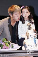 组图：李准基带“女儿”与粉丝看《两周》结局