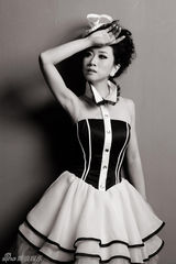 组图：芙蓉姐姐光棍节写真露香肩