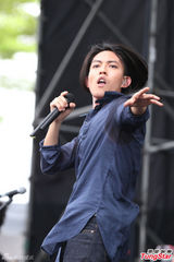 组图：林宥嘉中性长发媚态开唱 自称是姐姐