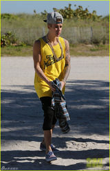 组图：比伯受搜查后首现身 眉头紧锁骑车散心