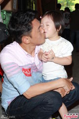 组图：马国明为宣传无惧绯闻 李诗韵秀一字马