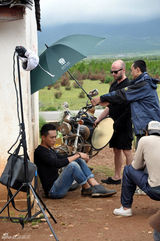 组图：刘烨《GQ》大片花絮曝光 荒野飙客冷峻坚毅