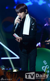 组图：2NE1与BEAST等韩团拼盘开唱秀劲舞