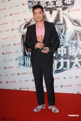 组图：众星亮相华语榜中榜颁奖礼 齐聚后台秀奖杯