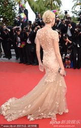 组图：娜奥米-瓦茨戛纳走秀 裸色纱裙妩媚动人
