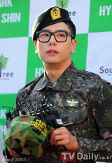 组图：韩情歌王子朴孝信退伍 VIXX到场迎接