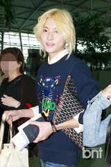 组图：韩团NU’EST飞新加坡出席韩流博览会