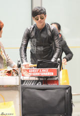 组图：董璇王宝强等众星返京 陈思成夫妇未归