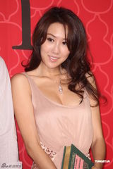 周杰伦绯闻女友秀性感酥胸 娇羞回应恋情(组图)