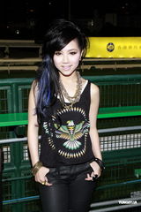 组图：邓紫棋为马场表演助兴