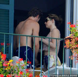 组图：凯莉-布鲁克肉臀若隐若现 与男友海边度假