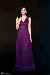 组图：吴佩慈身着紫裙出席活动气质高贵