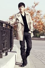 组图：黄明风衣写真展浓浓冬意显熟男本色