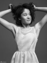 组图：刘滢黑白写真恬静纯真自然流露