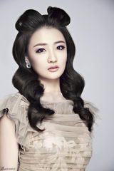 组图：徐璐纯白时尚写真俏皮甜美