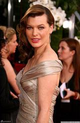 高清图：米拉-乔沃维奇深V礼服魅惑十足