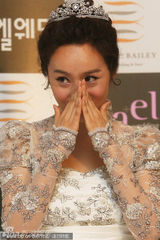 组图：韩国女星李秀英幸福完婚 着透视蕾丝裙亮相