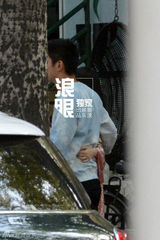 霍思燕携小男友买孕妇装 整理秀发动作亲昵(图)