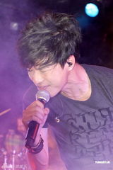 组图：谭咏麟传承摇滚力量提携新人Mr.发新专辑