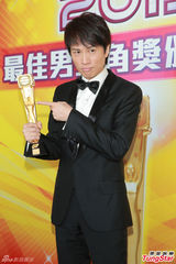 组图：黄子华补领视帝 笑言跟张智霖亲戚情深