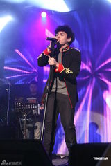 组图：倪安东英式军礼服献唱 Ella录VCR助阵