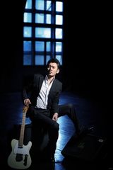 组图：吴秀波杂志大片曝光 改儒雅范儿变摇滚青年