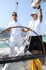 组图：黄晓明驾微博号征战帆船赛 获时代骑士勋章