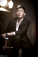 组图：李东学《时装L’OFFICIEL》迷人微笑