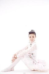 组图:隆莎变换新造型演绎熟女诱惑