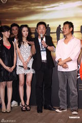 组图：张国立宣传《原乡》 与女演员避嫌