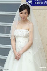 组图：陈怡蓉婚纱妩媚亮相 携手郭品超浪漫走秀