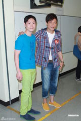 组图：罗嘉良亮相无线饮食节目晒爱的纹身