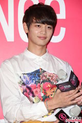 组图：SHINee自曝爱玩网游 成员模仿女生跳舞