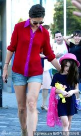 组图：小苏瑞亮相略施粉黛樱唇红 拿娃娃吓唬狗仔