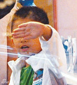 组图：谢霆锋与两子庆端午 揽次子入怀父爱浓