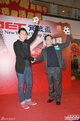 组图：张国强热爱足球 望与家人组队