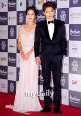 组图：在中和宋智孝亮相红毯酷劲十足