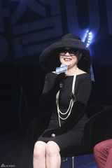 独家高清：刘亚仁牵手金海淑宣传新片《强哲》