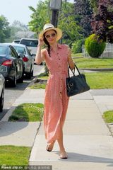 组图：米兰达碎花裙戴五边形黑超 展甜美时尚风