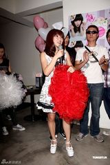 组图：郭书瑶最爱变装party 带歌迷大跳自创舞