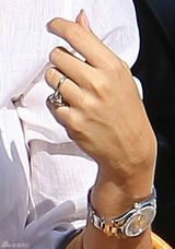 组图：索菲亚现身《摩登》片场 订婚戒指抢眼