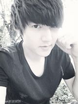 组图：“中国版李敏镐”火爆微博 原为报社记者