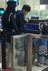 组图：林志颖全家现身上海机场 其乐融融心情好