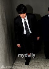 组图：韩星柳时元涉嫌追踪殴打妻子出庭受审